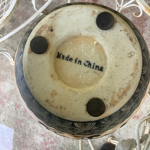 Vintage 1980’s Black Tan Chinese Hand Painted Chinoiserie Porcelain Vase - Picture 8 of 8